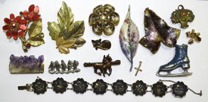 A quantity of costume jewellery, mainly brooches, approximately 40 pieces.