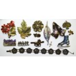 A quantity of costume jewellery, mainly brooches, approximately 40 pieces.