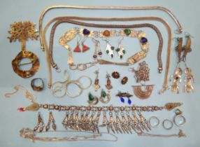 A quantity of white metal and other jewellery.