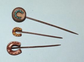 A Victorian stick pin with turquoise-set horseshoe, on circular chalcedony plaque, unmarked and