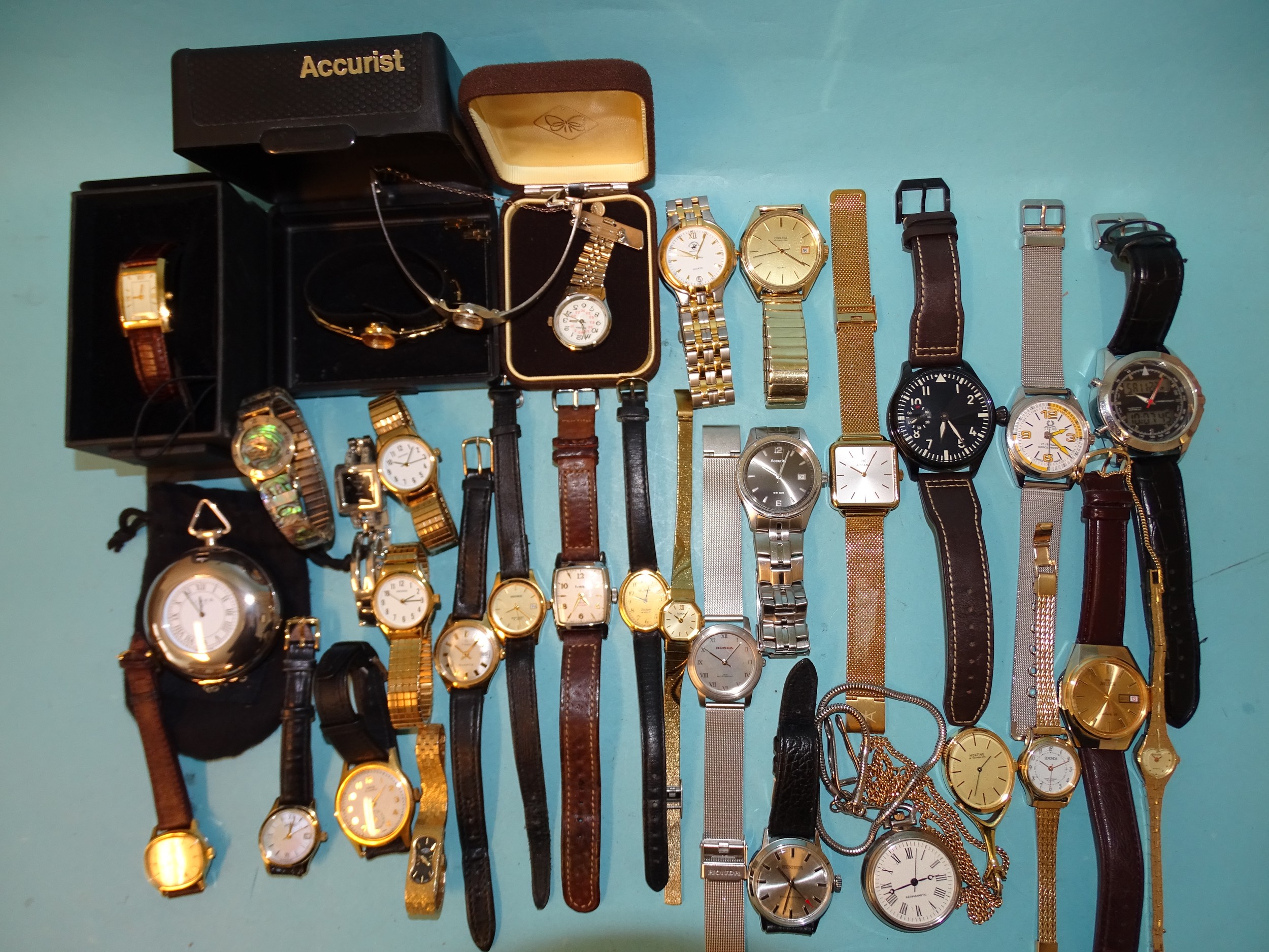 A large quantity of lady's and gentlemen's watches, including a gent's Accurist WR 50M steel-cased