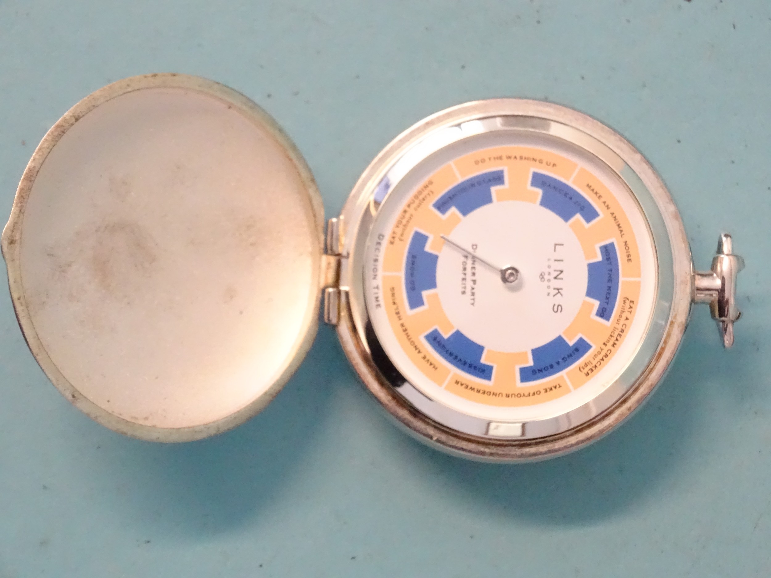 A large quantity of lady's and gentlemen's watches, including a gent's Accurist WR 50M steel-cased - Image 2 of 2