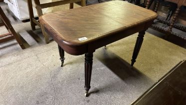 SMALL MAHOGANY DINING TABLE (AF)