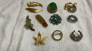 BOX 11 BROOCHES