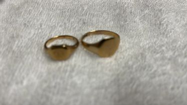 2 x 9CT GOLD GENTS SIGNET RINGS SIZE K-L & SIZE V