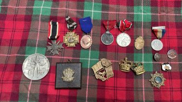 BOX GERMAN MEDALS CAP BADGES ETC