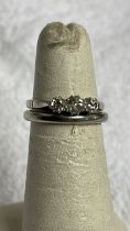 18CT & PLATINUM 3 STONE DIAMOND RING & 18 CT WEDDING BAND RING