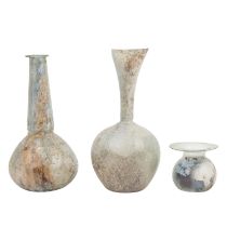3 antike Gefäße aus grünlichem Glas. RÖMISCH, Mittelmerraum, 3./4. Jh.: