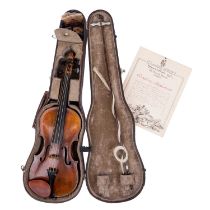 VIOLINE, Italien/Frankreich 17. und 19. Jh., mit Bogen im Holzkasten,