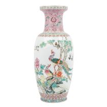 Vase mit Famille rose-Malerei. CHINA, 20. Jh.,