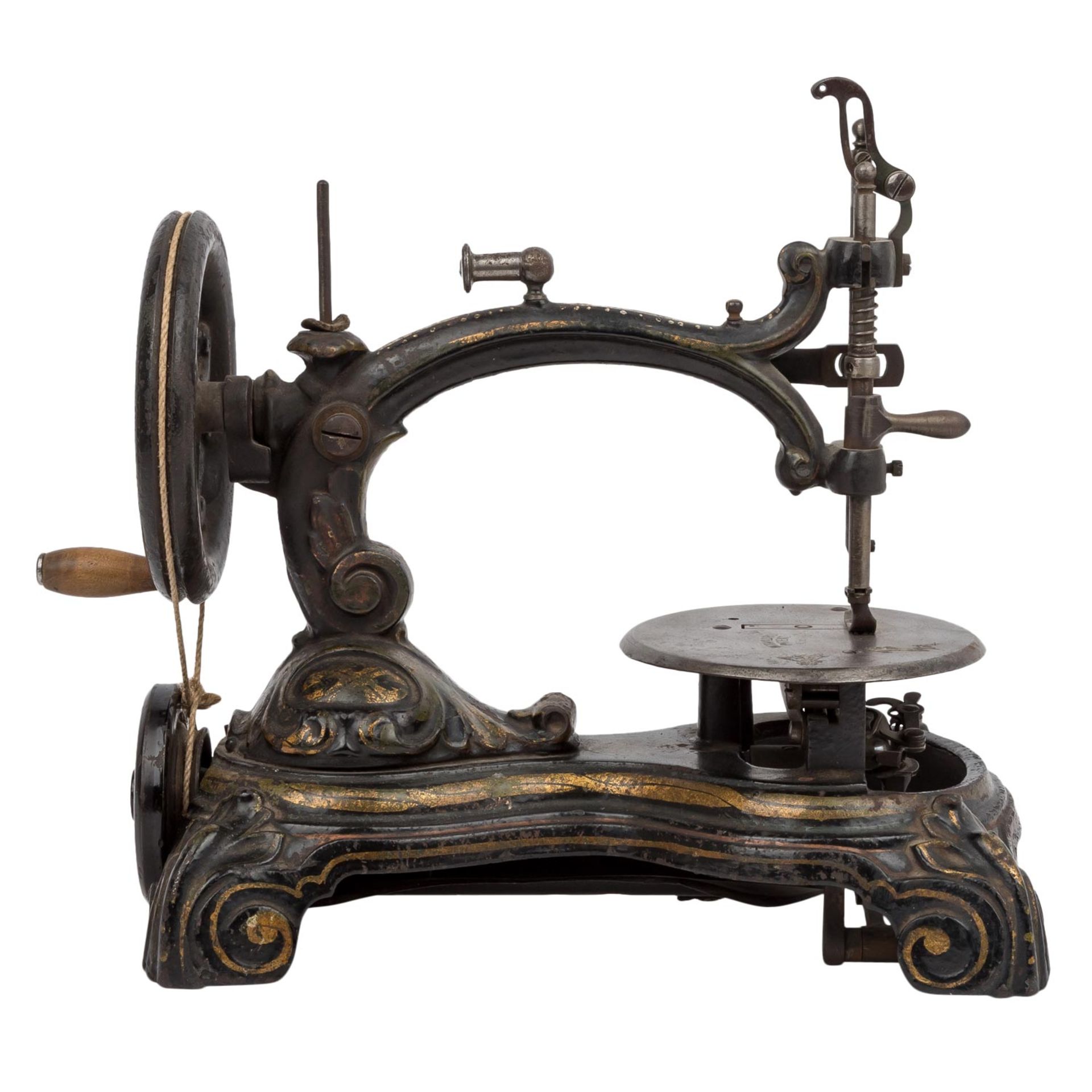 Historische Nähmaschine des 19. Jahrhunderts  - Bild 3 aus 4