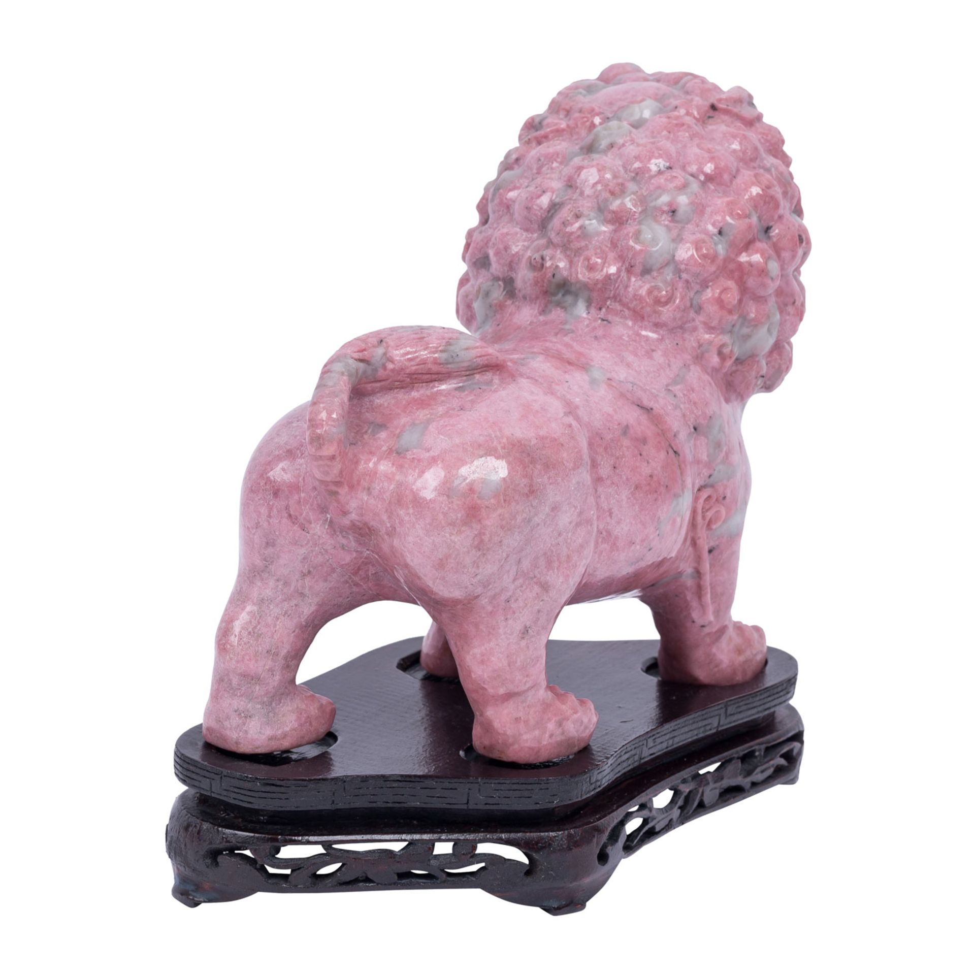 Wächterlöwe aus rosafarbenem Granit. CHINA, 20. Jh., - Bild 3 aus 11