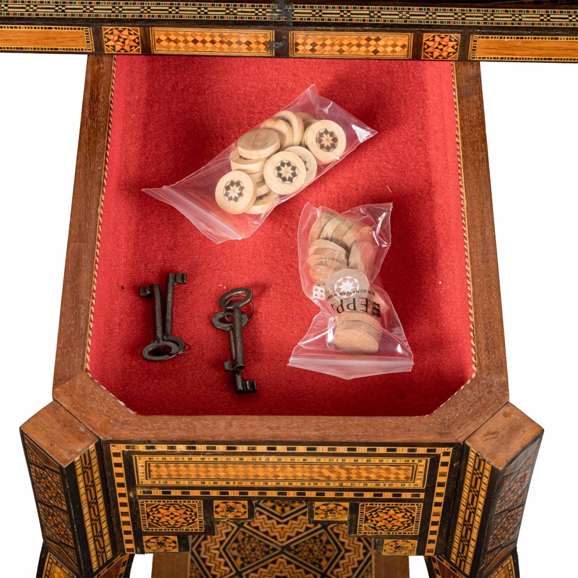 ORIENTALISCHER KONSOLTISCH / SPIELTISCH MIT 2 HOCKERN, - Image 5 of 7