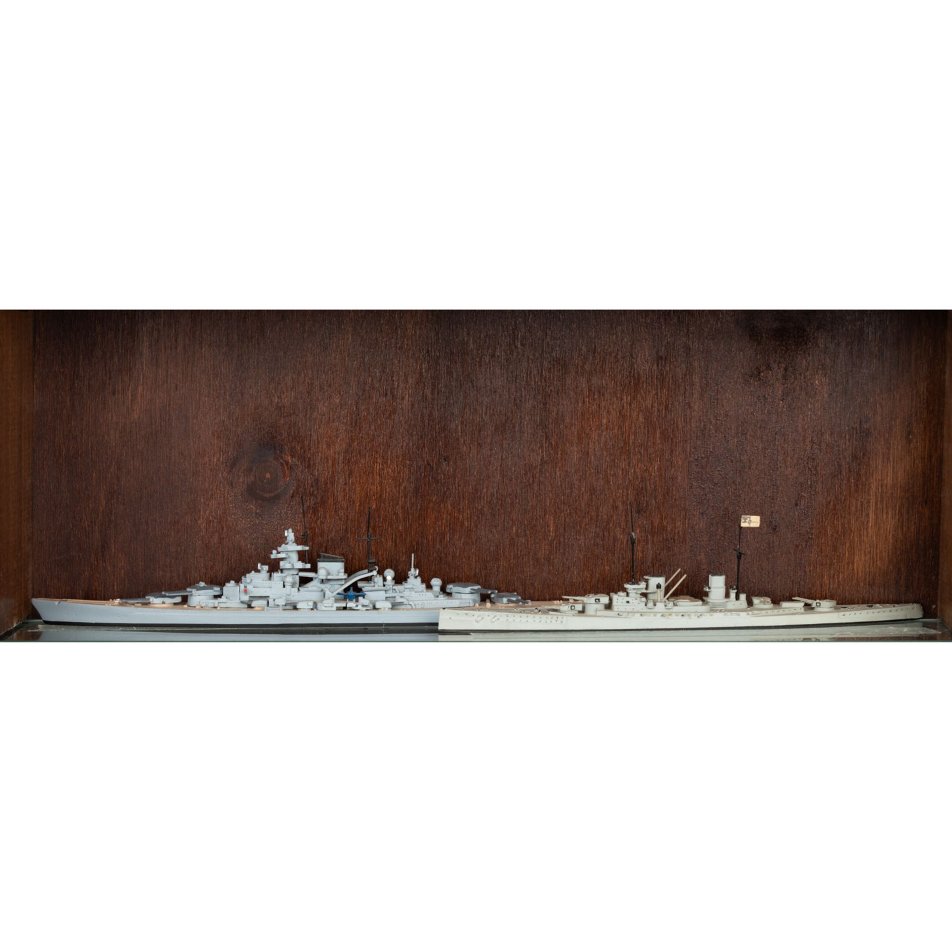 9 Kriegsschiffe verschiedener Hersteller in Schauvitrine, Maßstab 1:1250, - Bild 2 aus 7