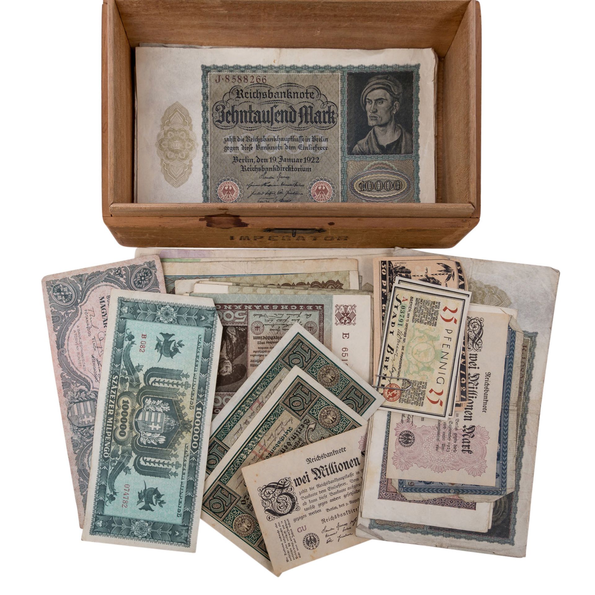 Holzschachtel, befüllt mit Banknoten, der Schwerpunkt liegt  - Bild 6 aus 6