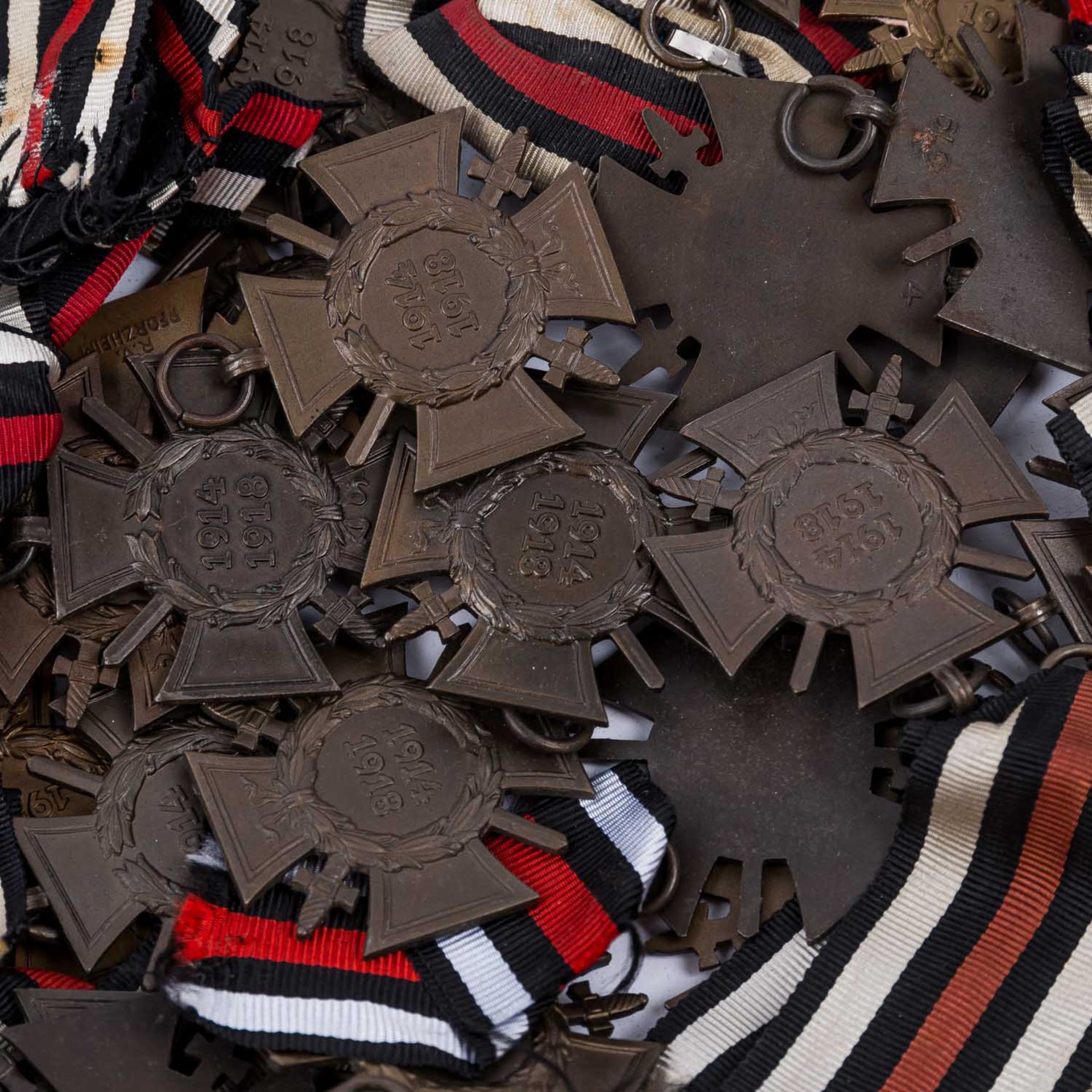 Drittes Reich - Reines Konvolut mit Ehrenkreuzen für Frontkämpfer und Kriegsteilnehmer 1914-1918 - Bild 2 aus 3