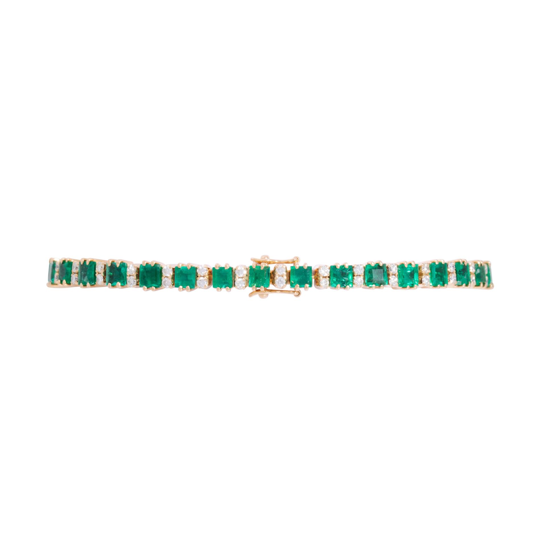Armband mit Smaragdcarrés von zus. ca. 6,6ct, - Bild 2 aus 5