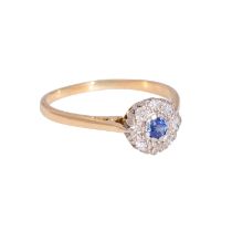 Ring mit kl. Saphir umgeben von Diamanten zus. ca. 0,12 ct,