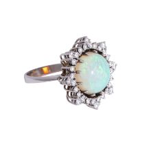 Ring mit rundem Edelopal entouriert von Brillanten zus. ca. 0,8 ct,