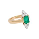 Ring mit feinem Smaragd ca. 1,3 ct und 6 Brillanten zus. ca. 0,66 ct,