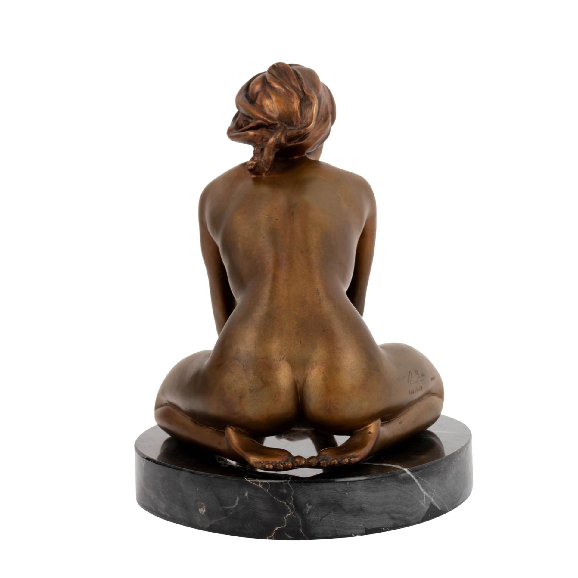 BREKER, ARNO (1900-1991), BRONZEAKT "Mädchen mit Tuch" bzw. "Kniendes Mädchen“, - Bild 4 aus 9