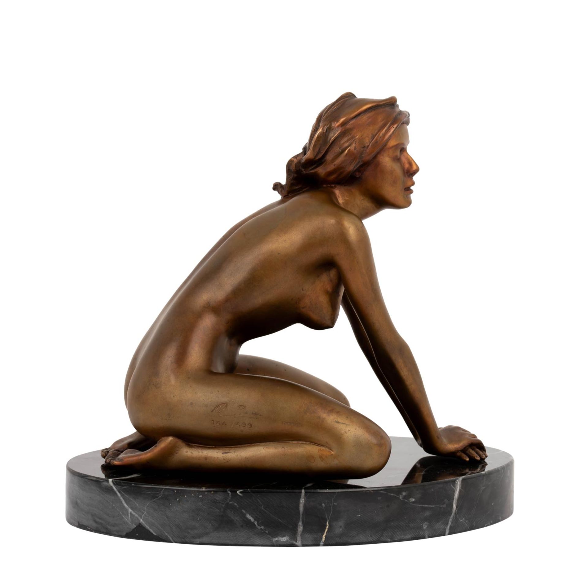 BREKER, ARNO (1900-1991), BRONZEAKT "Mädchen mit Tuch" bzw. "Kniendes Mädchen“, - Bild 5 aus 9