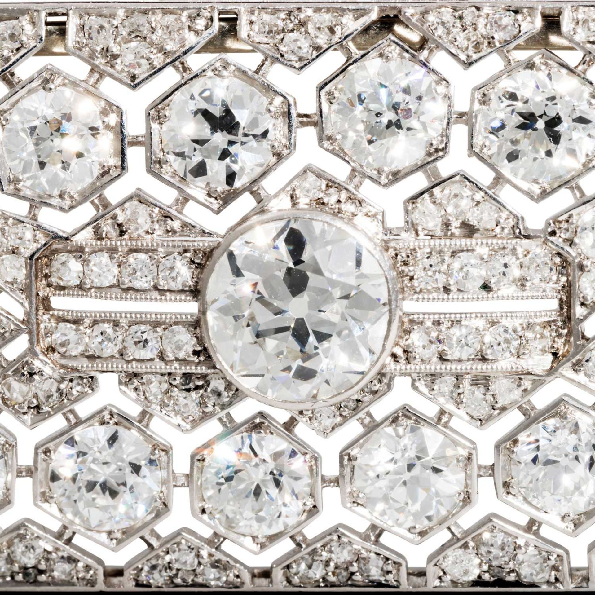 Art Déco Brosche mit zahlreichen Diamanten, - Bild 4 aus 4