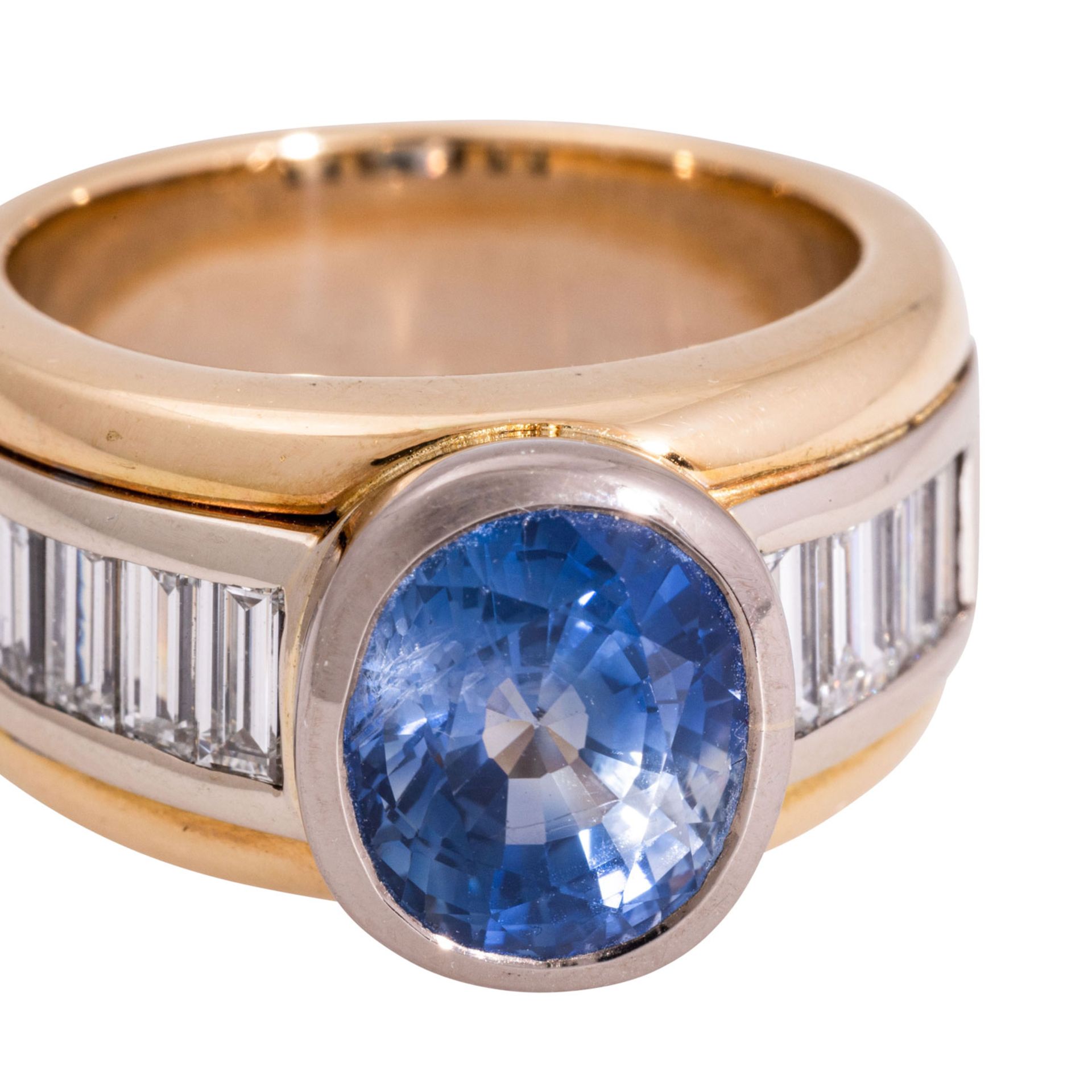 Ring mit feinem Saphir in heller Ceylonfarbe und Diamantbaguettes - Bild 5 aus 5