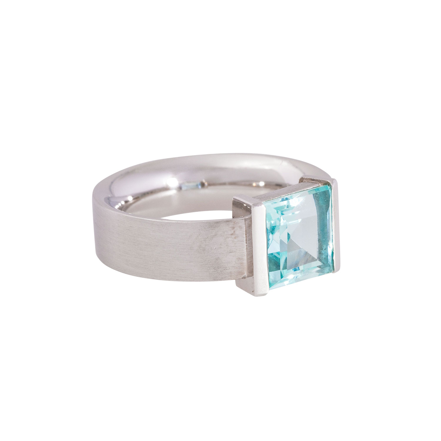 Ring mit Aquamarin im Treppenschliff,