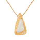 Anhänger mit dreickigem Opal und Brillanten von zus. ca. 0,1 ct, 