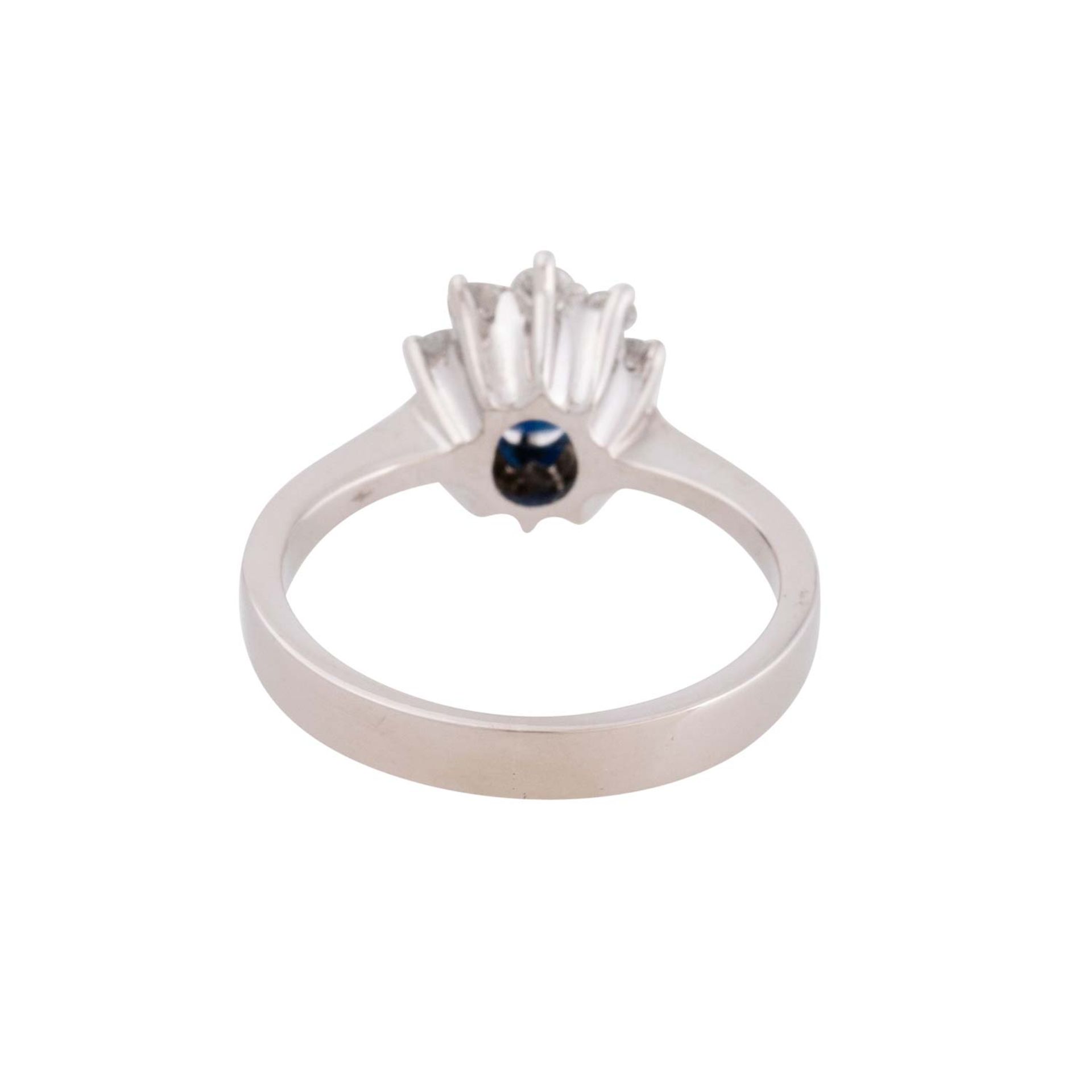 Ring mit ovalem Saphir entouriert von Brillanten zus. ca. 0,3 ct, - Bild 3 aus 3