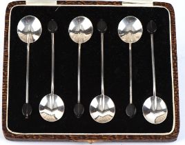 Cased set of 6 rat tail silver spoons.