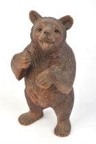 A South German carved standing bear, first quarter 20th century, with glass eyes, H 30cm