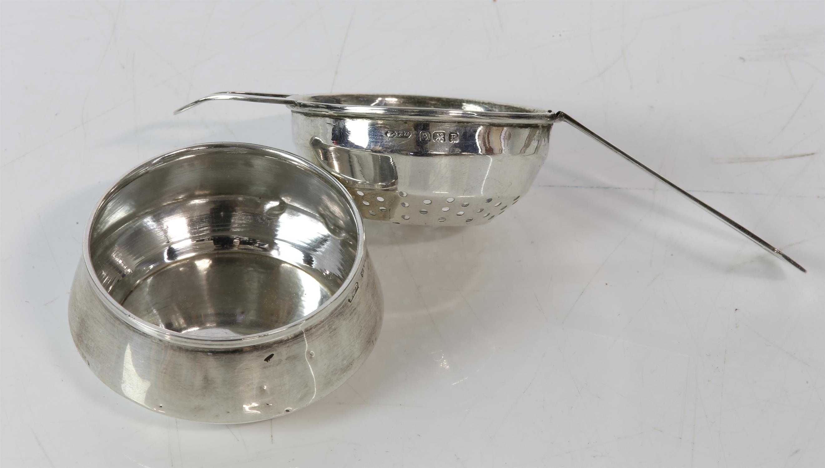Silver tea strainer and drip bowl, Birmingham 1939 - Image 3 of 3
