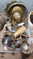 Collection of loose copperware, to include kettles, jugs, coal scuttles and miscellaneous metal