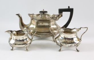 A Victorian silver tea set, Sheffield, 1922, by Cooper Brothers & Sons Ltd, with a scalloped edge