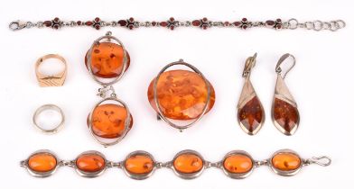 A group of items, including two 9 ct gold ring, a silver and garnet bracelet and a selection amber