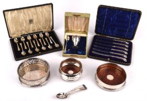 Elkington & Co. cased set of twelve coffee spoons, Birmingham 1938, five bright cut tea spoons,
