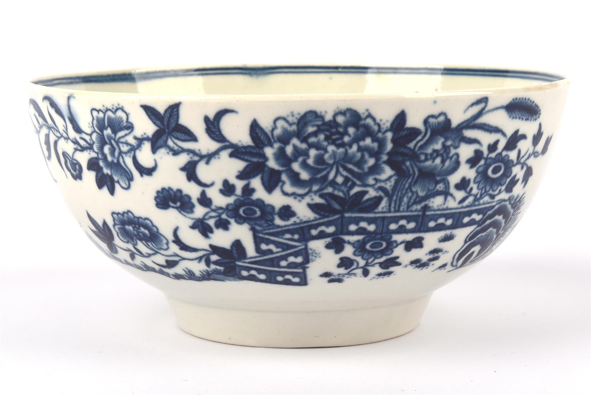 Worcester porcelain pedestal bowl, 18th Century, decorated with scenes of Chinese fences and - Image 2 of 5