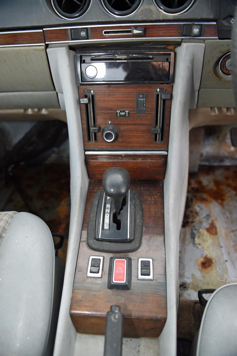 1981 Mercedes 380 SL R107 Automatic Petrol Convertible. Registration number: 4925 LJ. - Image 9 of 14
