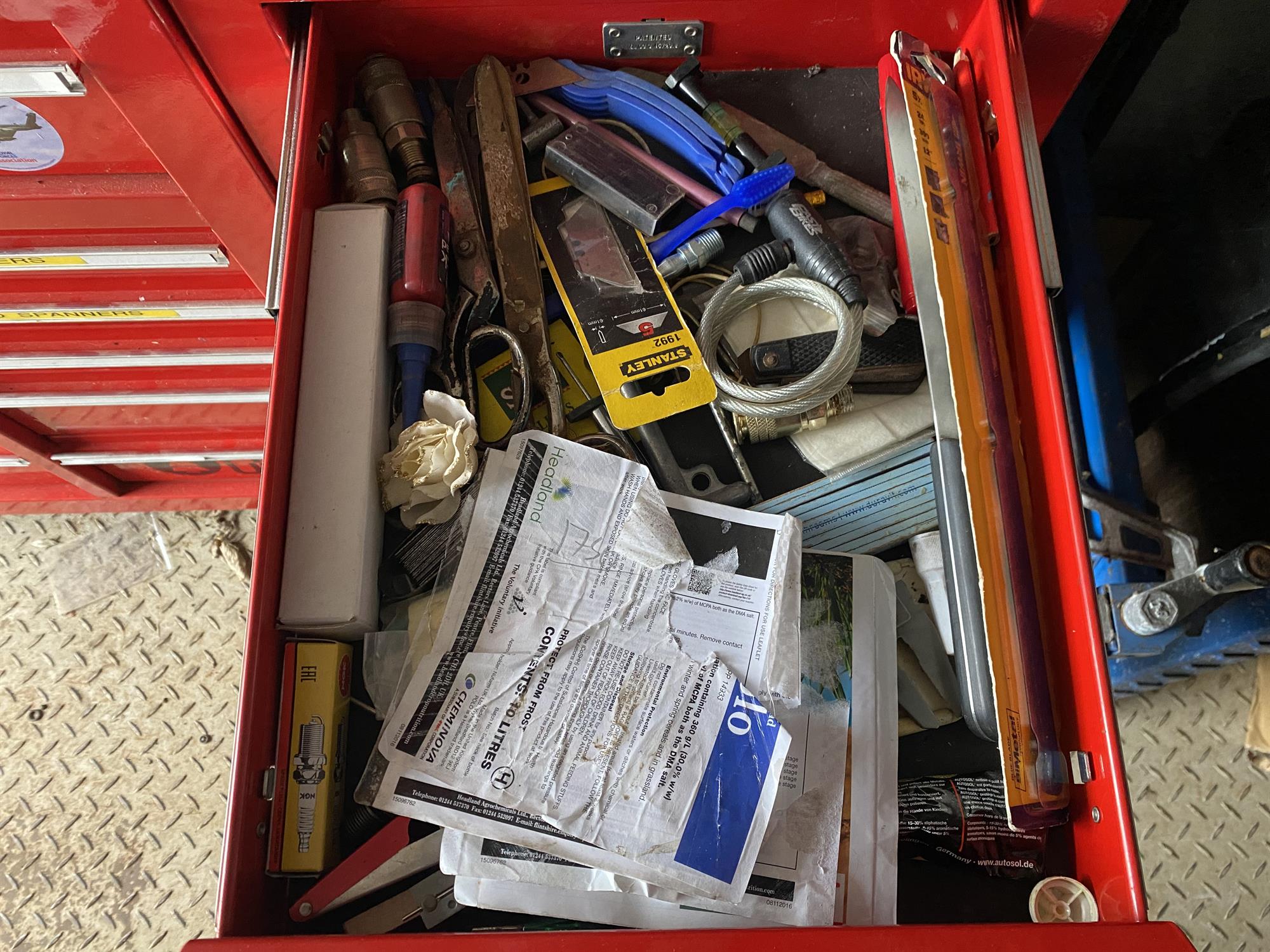 US Pro Tools professional 4 part draw red tool chest on wheels. Each draw is full of various tools - Image 15 of 39