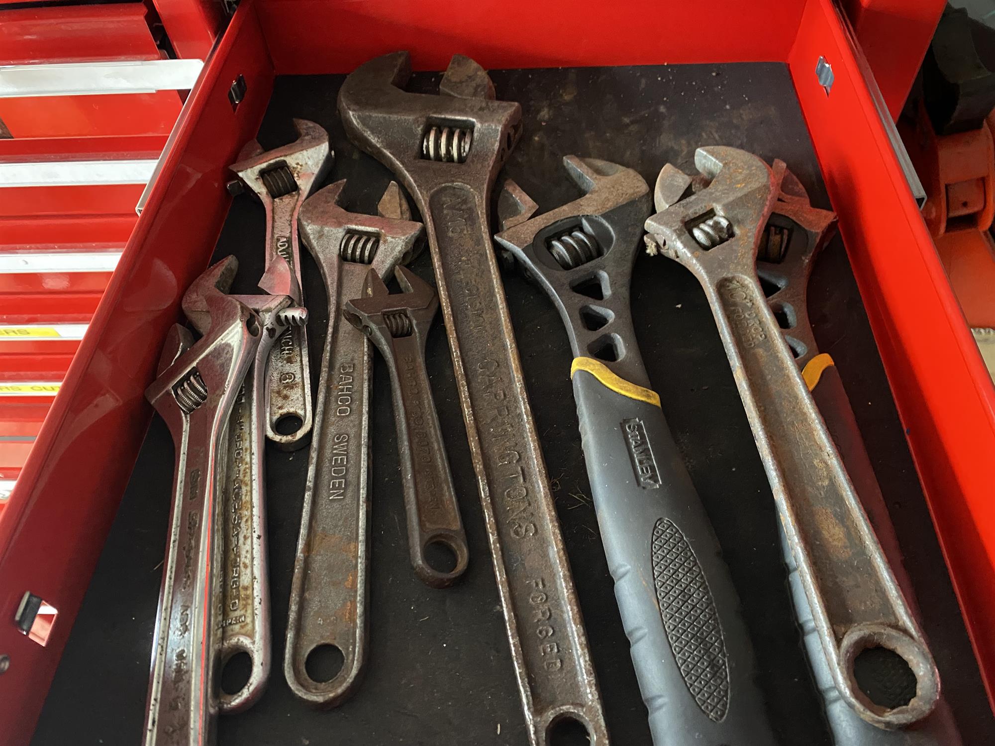 US Pro Tools professional 4 part draw red tool chest on wheels. Each draw is full of various tools - Image 10 of 39