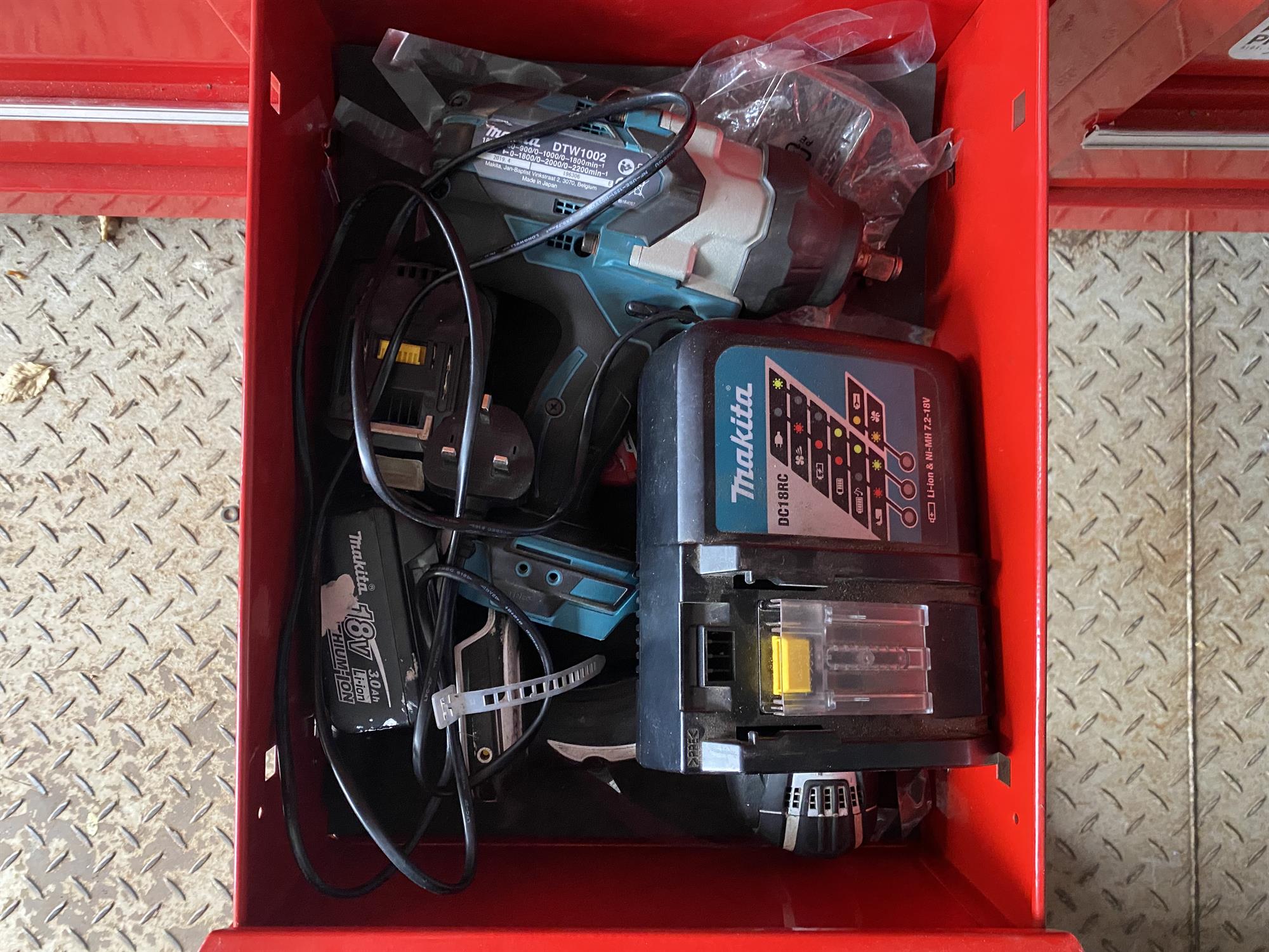 US Pro Tools professional 4 part draw red tool chest on wheels. Each draw is full of various tools - Image 27 of 39