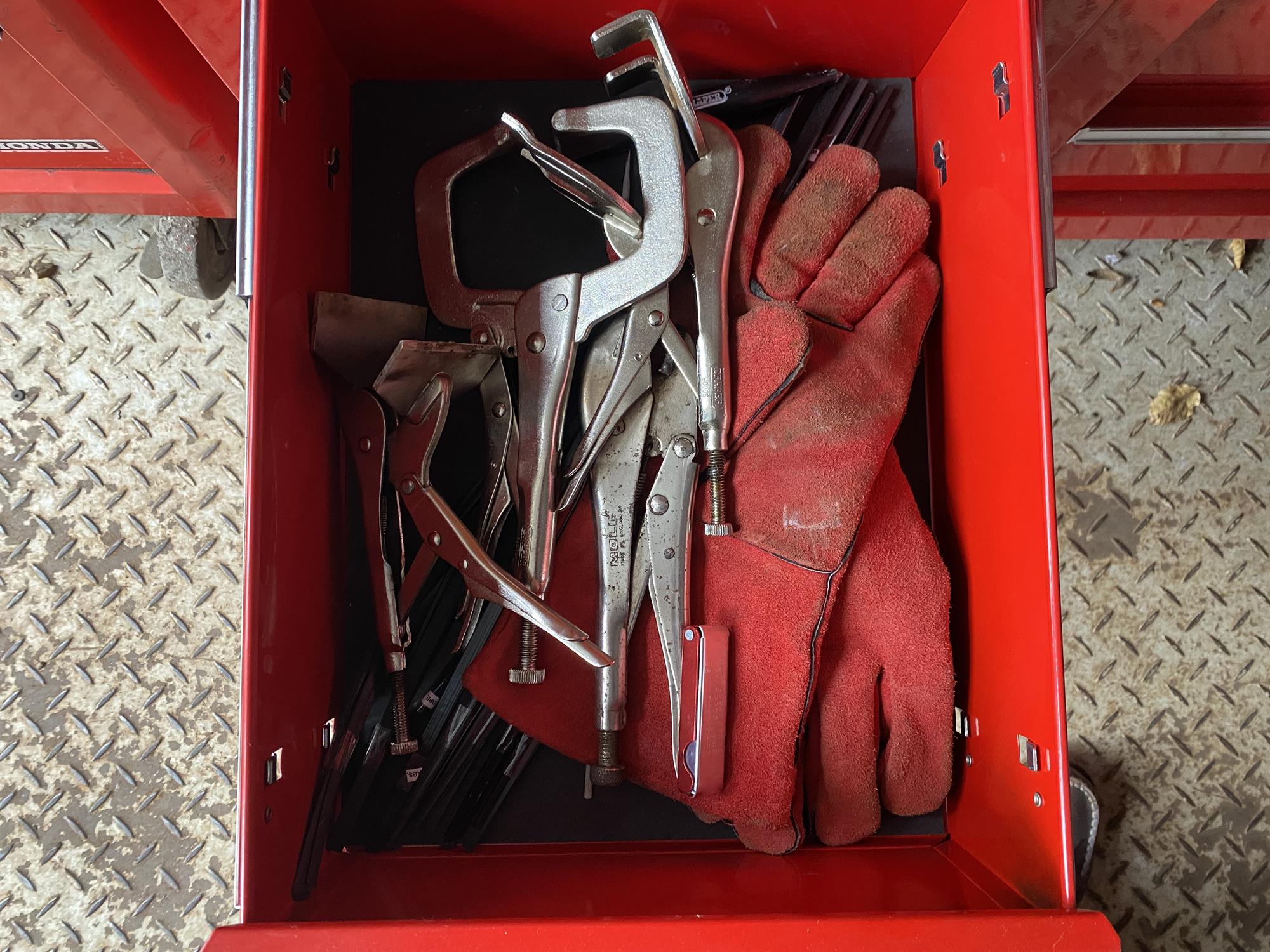 US Pro Tools professional 4 part draw red tool chest on wheels. Each draw is full of various tools - Image 38 of 39