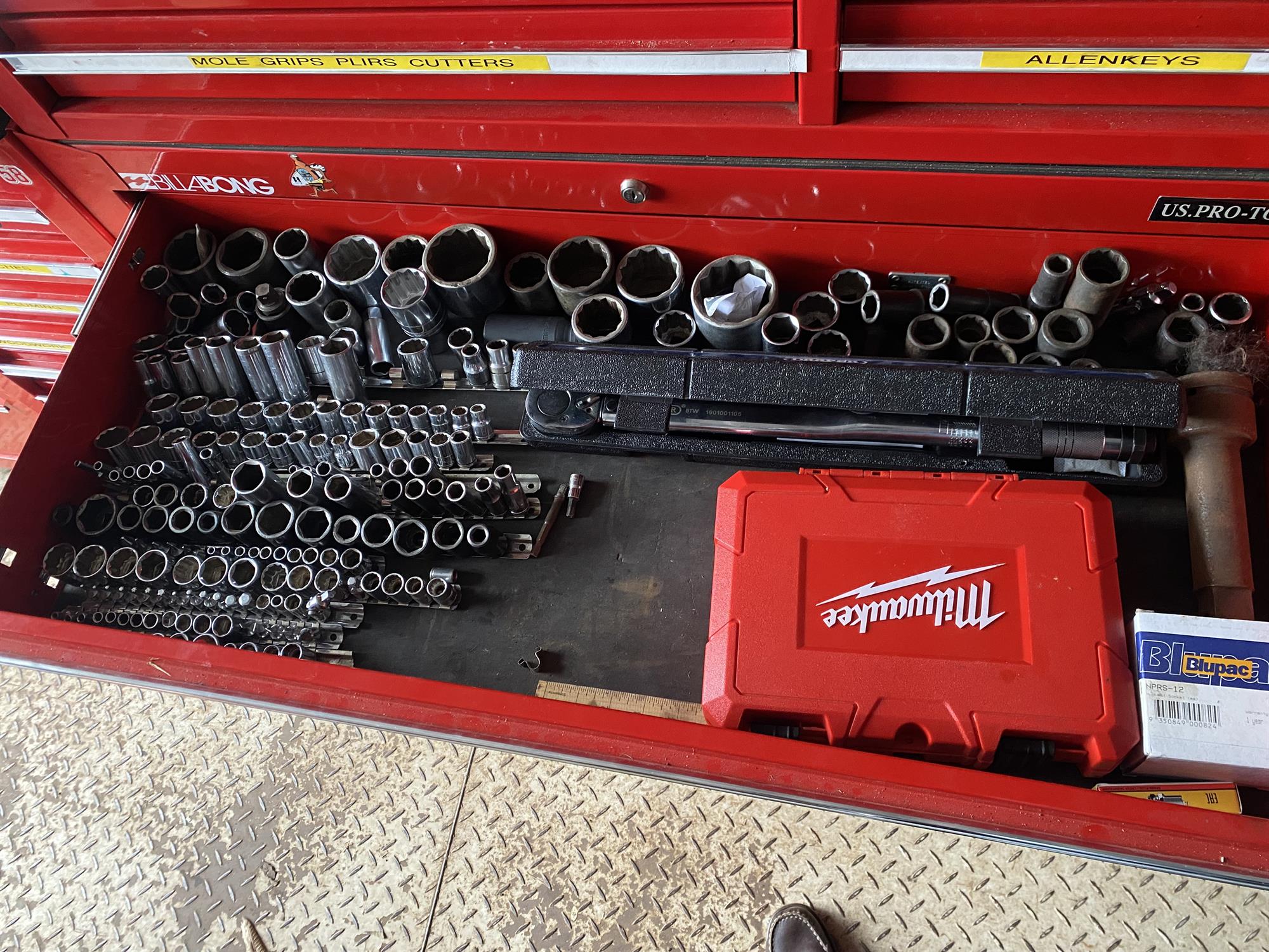 US Pro Tools professional 4 part draw red tool chest on wheels. Each draw is full of various tools - Image 22 of 39