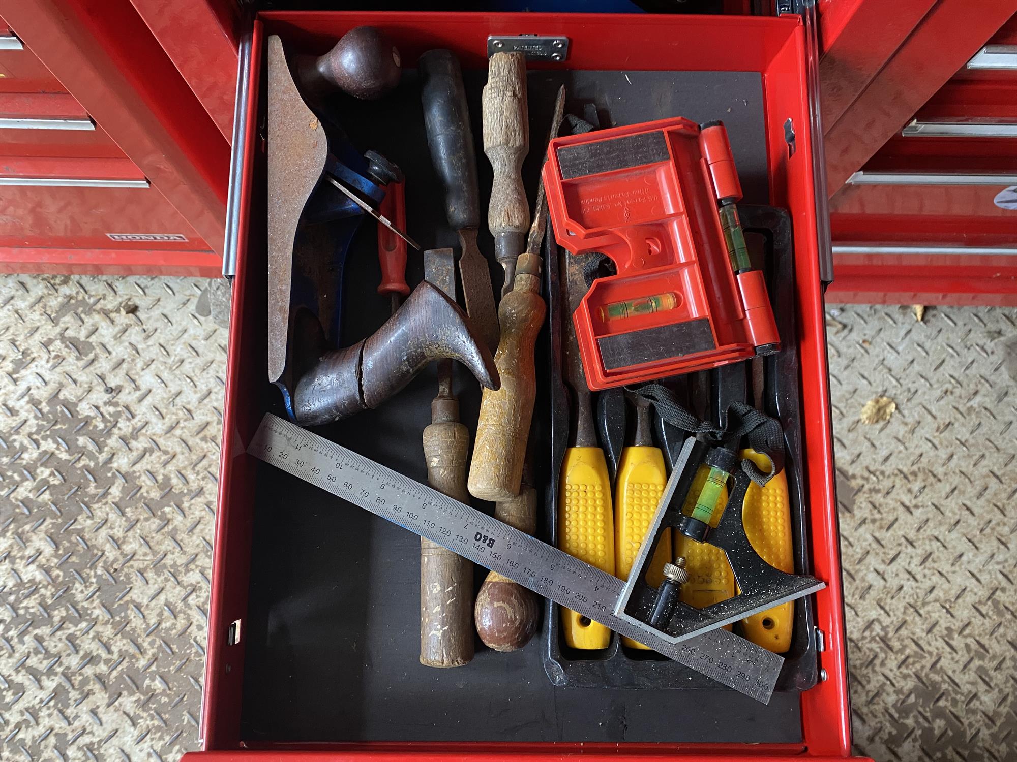 US Pro Tools professional 4 part draw red tool chest on wheels. Each draw is full of various tools - Image 36 of 39