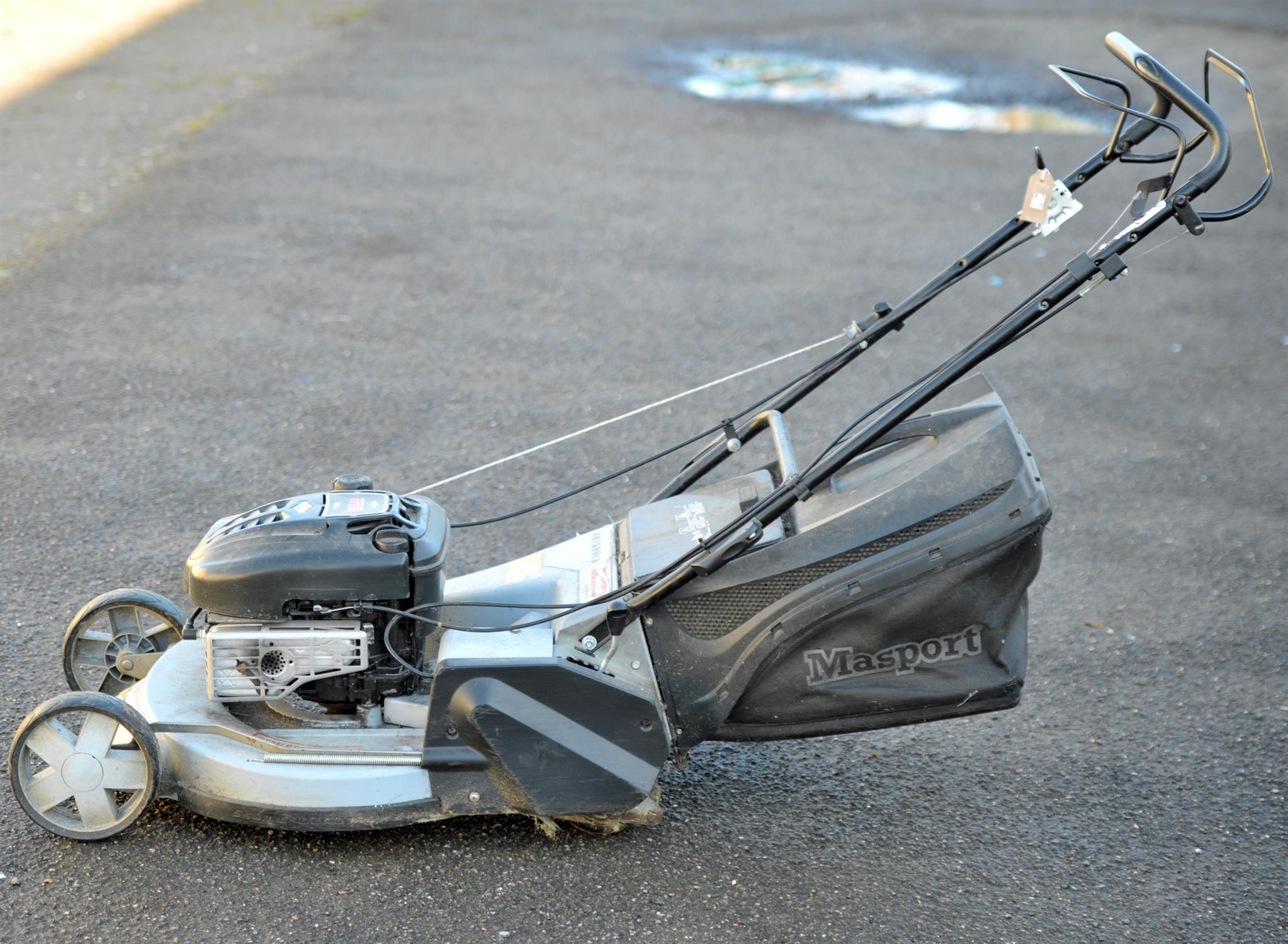 Masport self propelled , Briggs & Stratton 675 Series 190 cc petrol mower with rear roller - Image 3 of 6