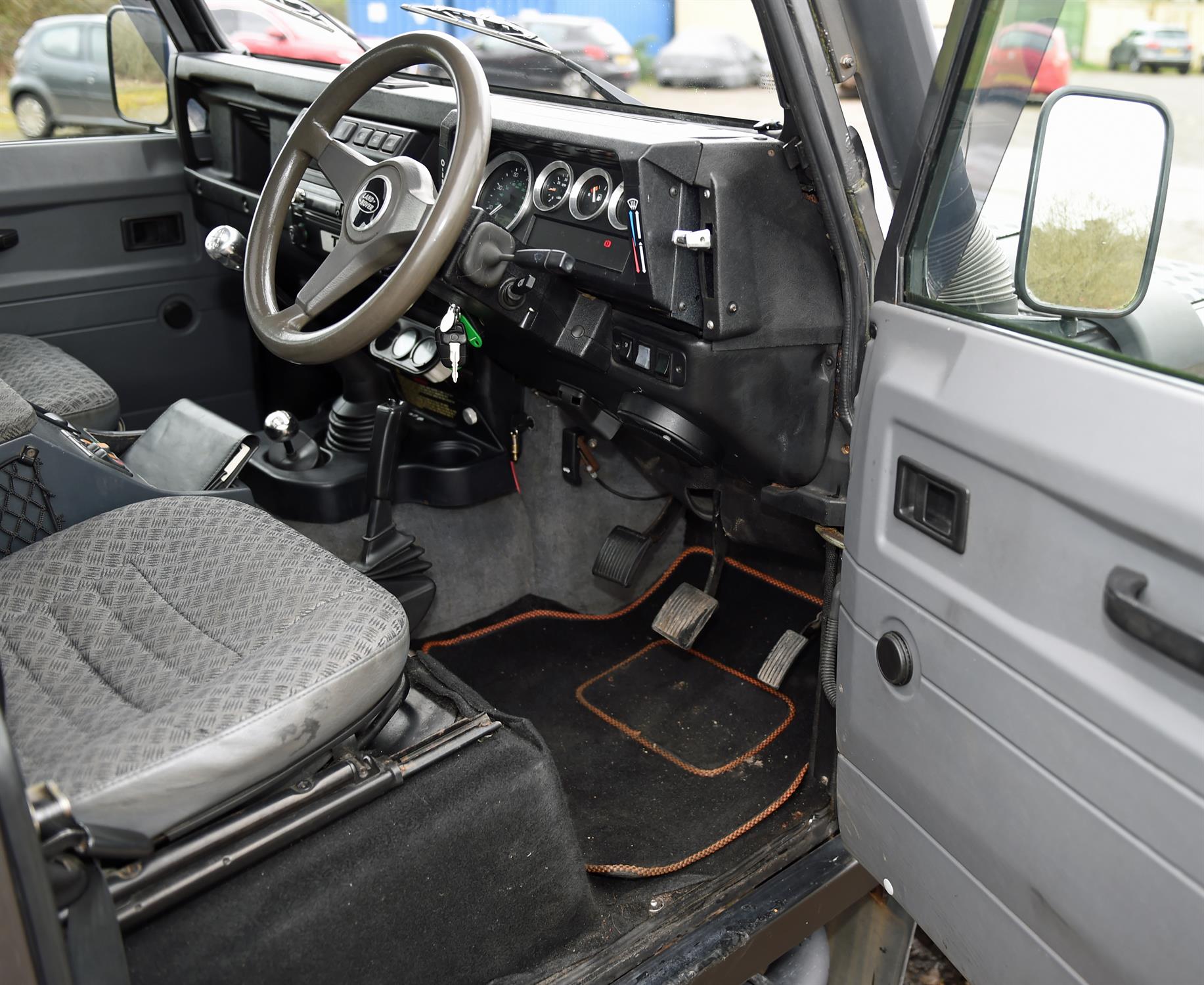 1999 Land Rover Defender 2.5 110 Diesel County TD5 5 Speed Manual. Registration number: V291 KEC. - Image 6 of 16