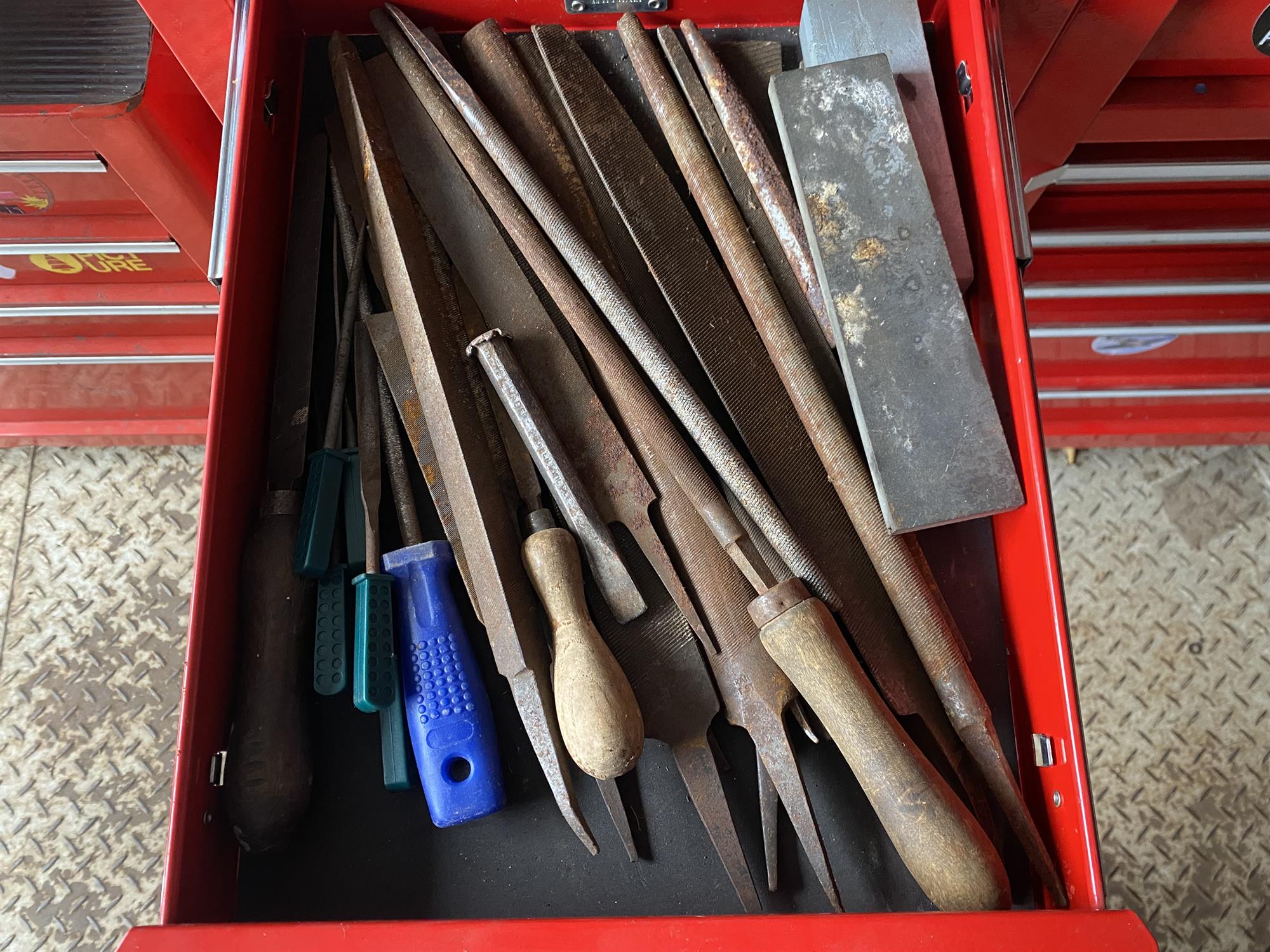 US Pro Tools professional 4 part draw red tool chest on wheels. Each draw is full of various tools - Image 33 of 39