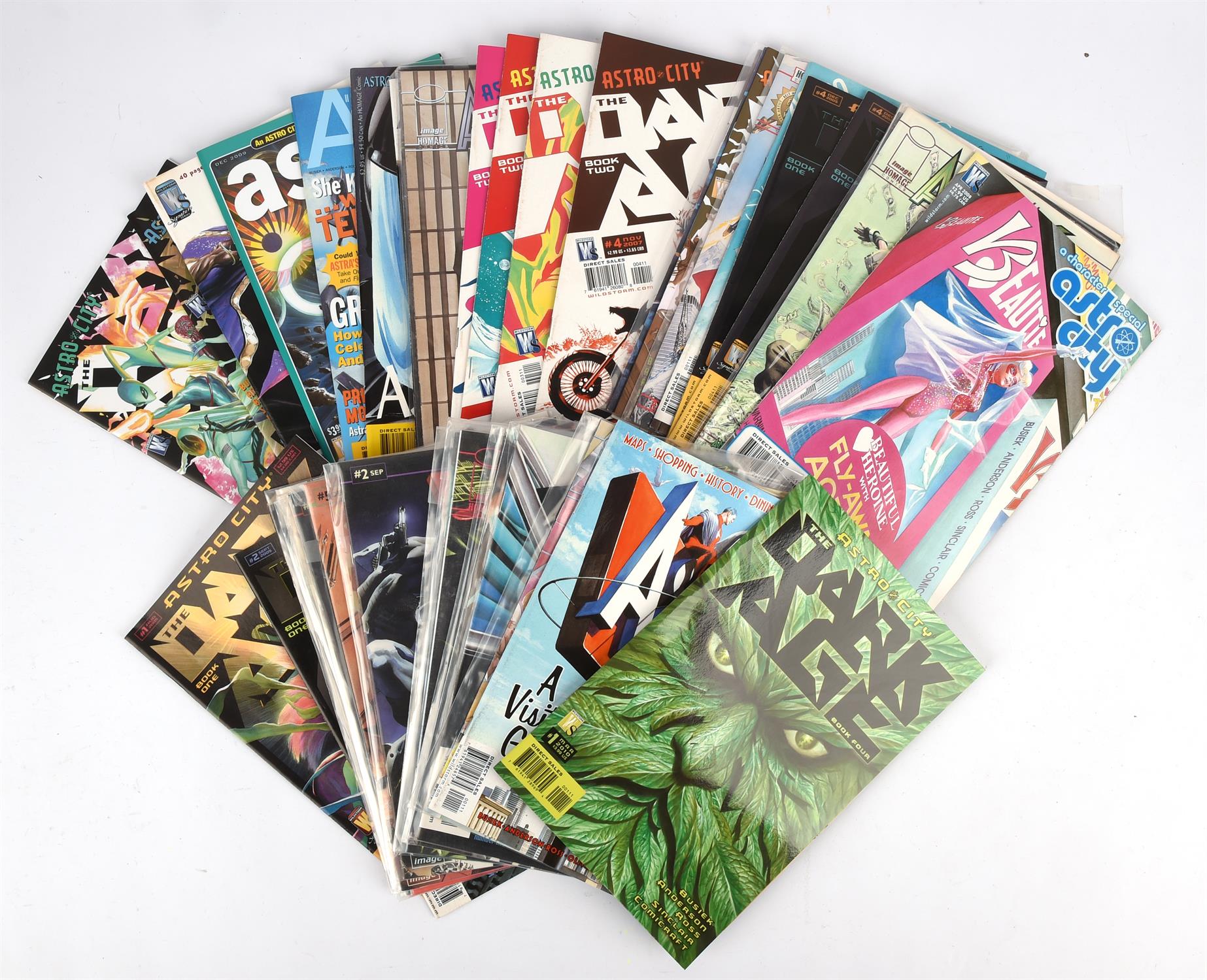 Marvel comics (35) and assorted Astro City Issues (35): Universe X, Earth X comic sets. - Image 3 of 3